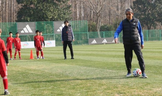 天天看球-根宝足球基地迎“首位接班人”，吕文君退役转型挂帅海港“一生一世队”